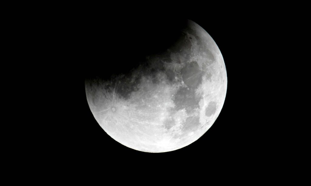 Eclissi di luna del 7 Agosto, ecco come e quando ammirare lo spettacolo