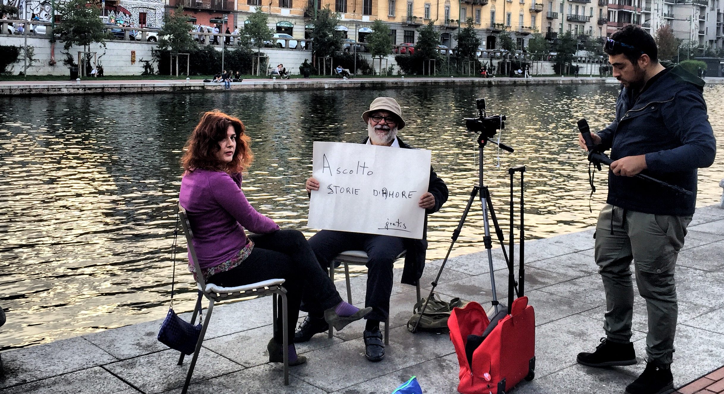 L'uomo che ascolta storie d'amore a Milano sui Navigli