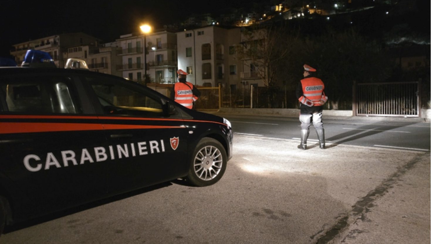 Carabinieri ragazza ubriaca ingoia scontrino