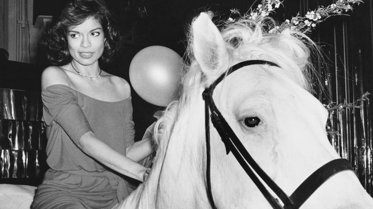 Donna a cavallo in un club di Miami