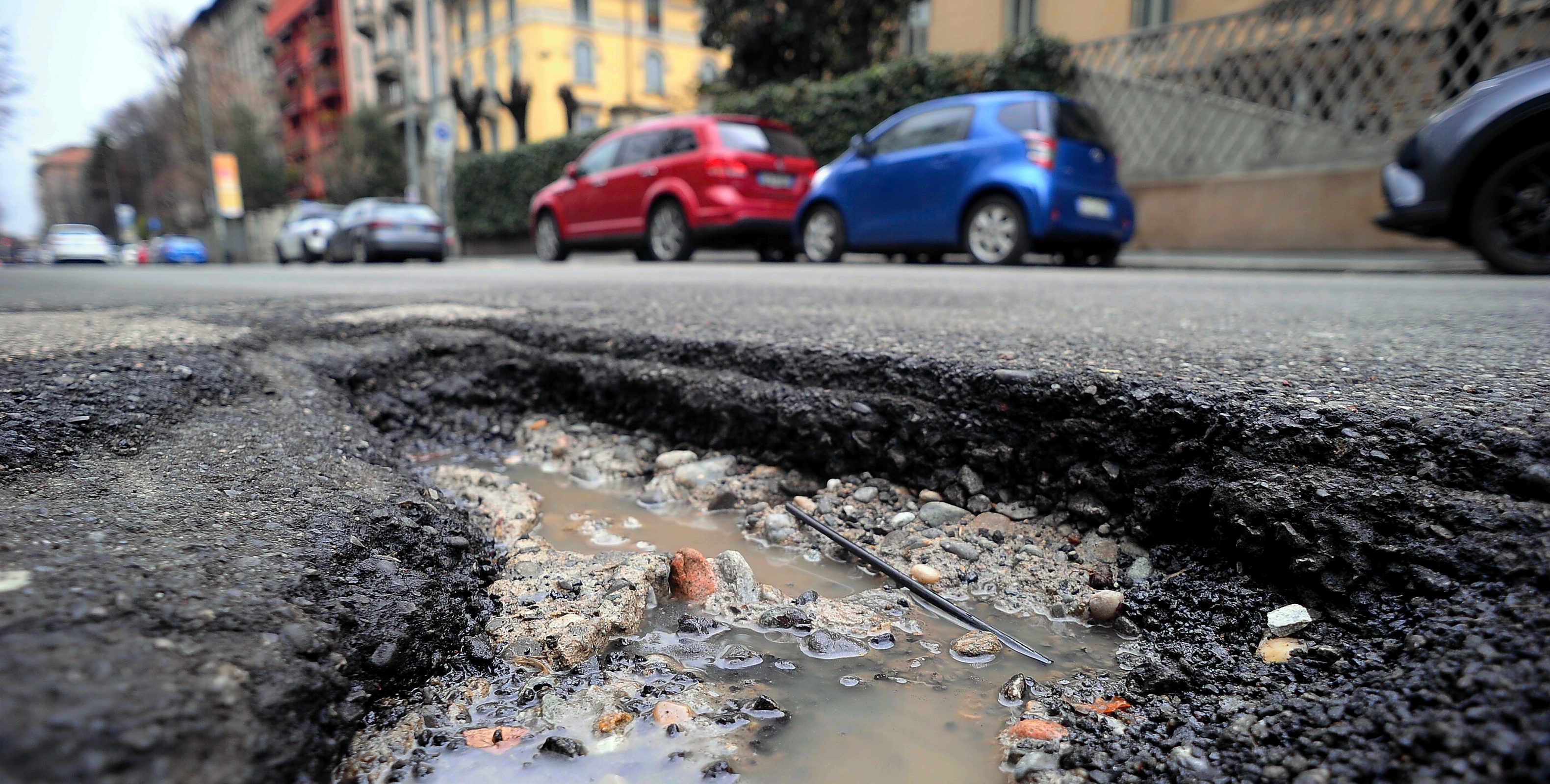 Buche in strada a Milano