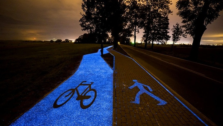 Pista ciclabile illuminata