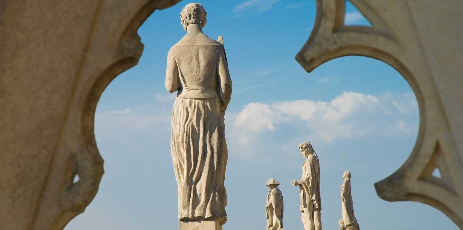 Statua donna a Milano YOUparti