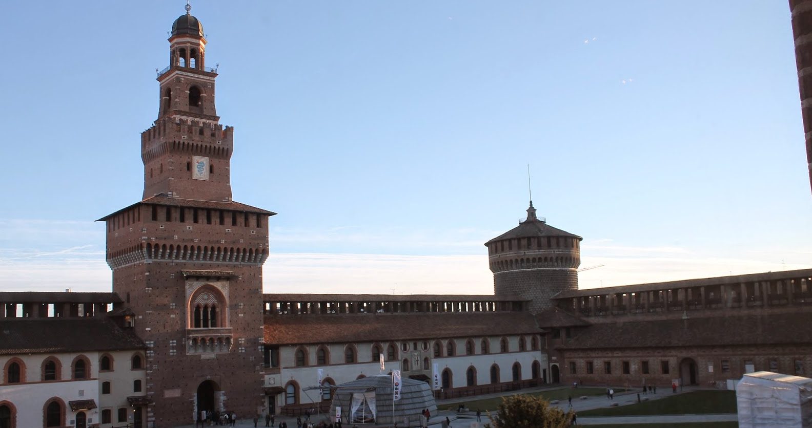 Castello Sforzesco ferragosto a Milano