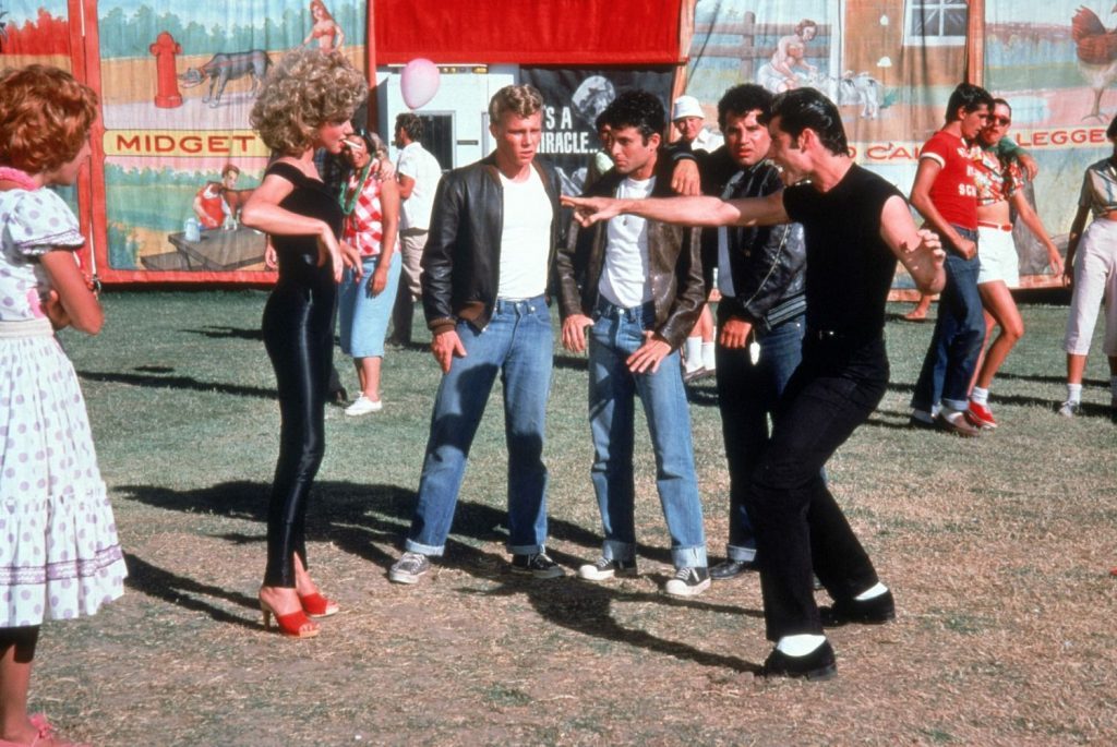 Grease non stanca mai: 10 motivi per rivedere all’infinito il musical più famoso di sempre YOUparti bovisa drive-in radio deejay