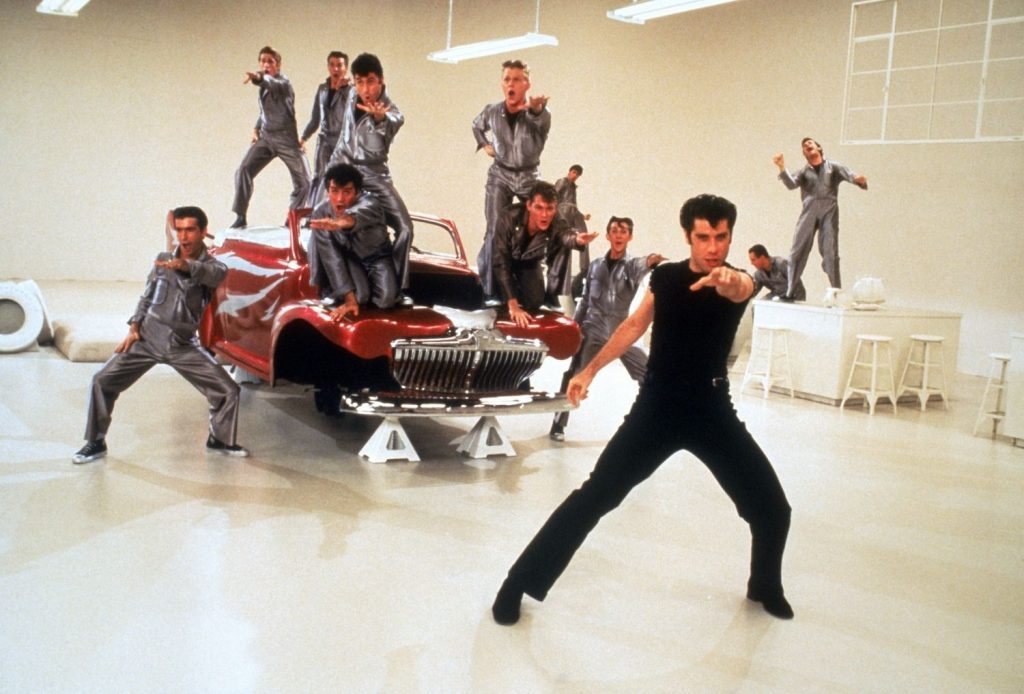 Grease non stanca mai: 10 motivi per rivedere all’infinito il musical più famoso di sempre YOUparti bovisa drive-in radio deejay