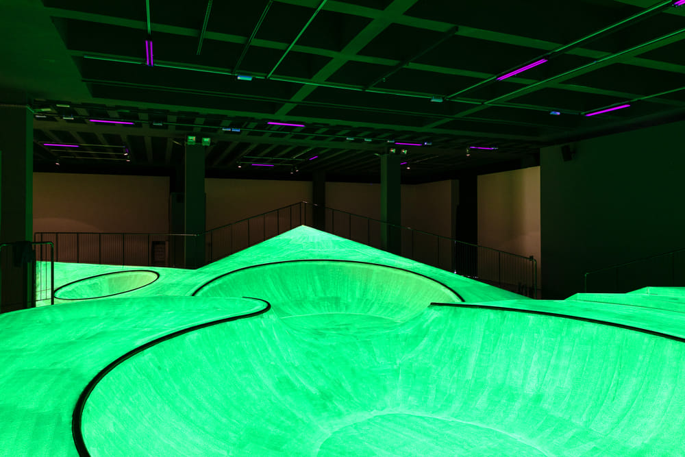 La Triennale trasformata in un grande skatepark fluorescente: si entra gratis YOUparti