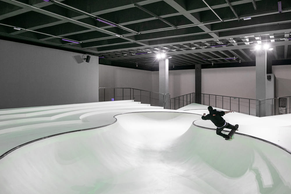 La Triennale trasformata in un grande skatepark fluorescente: si entra gratis YOUparti