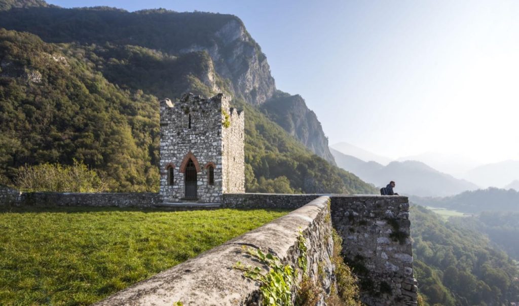 10 POSTI dove FUGGIRE dal mondo restando in LOMBARDIA YOUparti Rocca dell'innominato