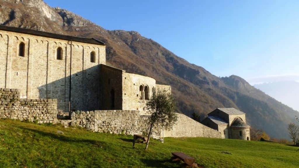 10 POSTI dove FUGGIRE dal mondo restando in LOMBARDIA YOUparti Abbazia di San Pietro al monte, Civate