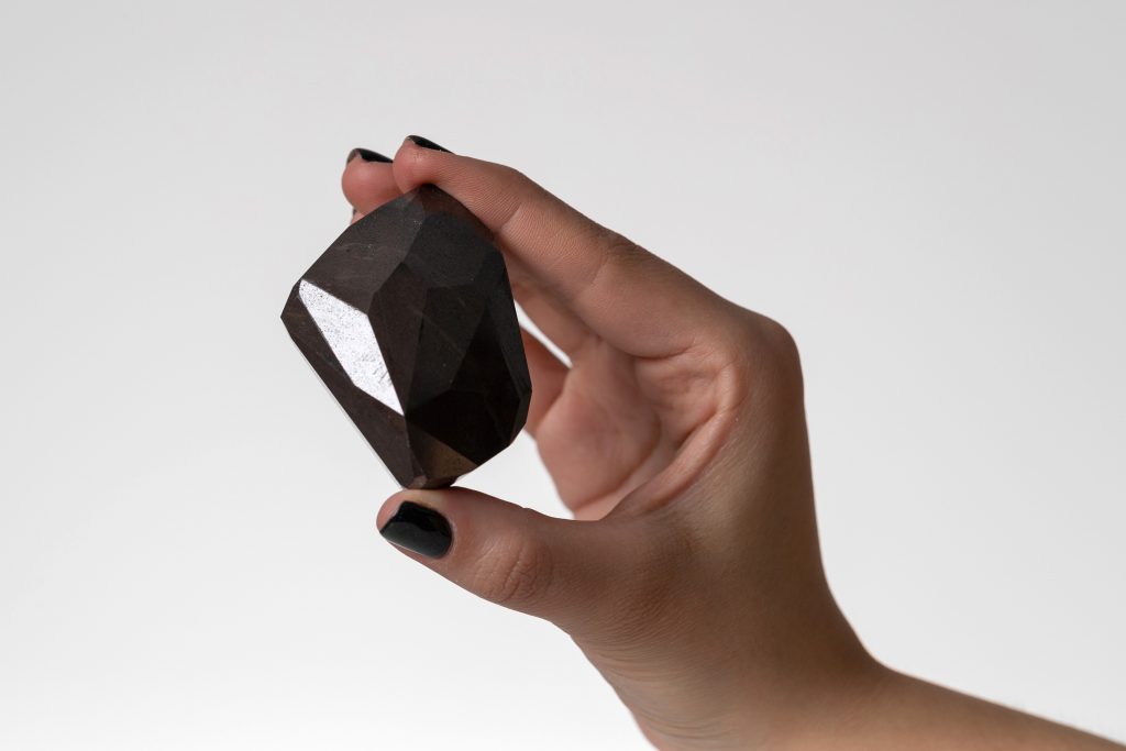Enigma: il più grande diamante nero mai tagliato va all'asta YOUparti