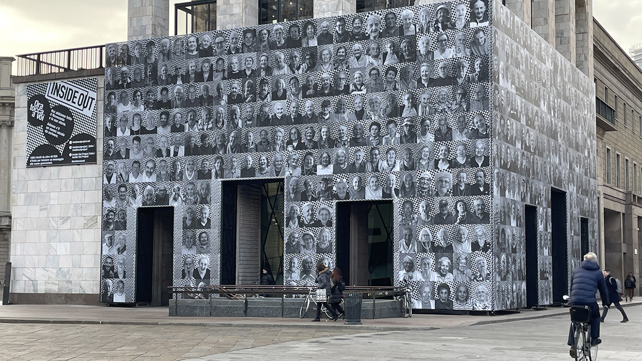 In piazza Duomo "Ora tocca a voi" installazione del progetto "Inside out" dell'artista JR YOUparti